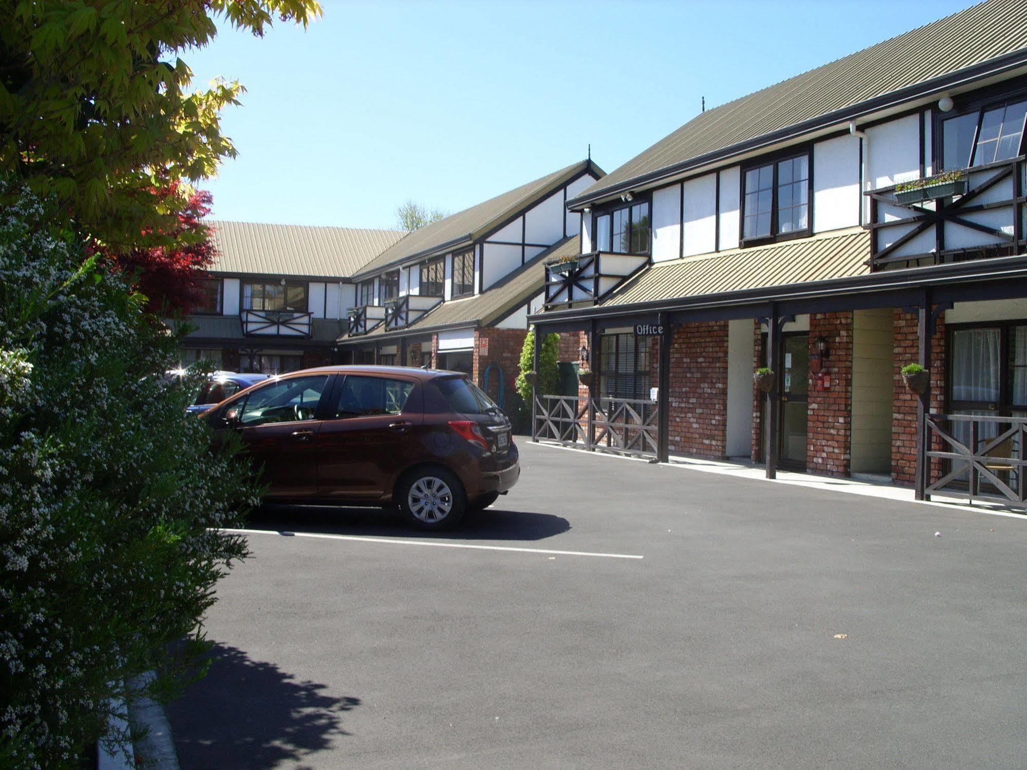 Tudor Court Motel Крайстчёрч Экстерьер фото
